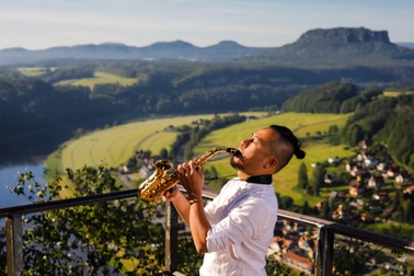 Nghệ sĩ saxophone Lê Duy Mạnh khoe Việt Nam tươi đẹp trong “Hello Việt Nam”