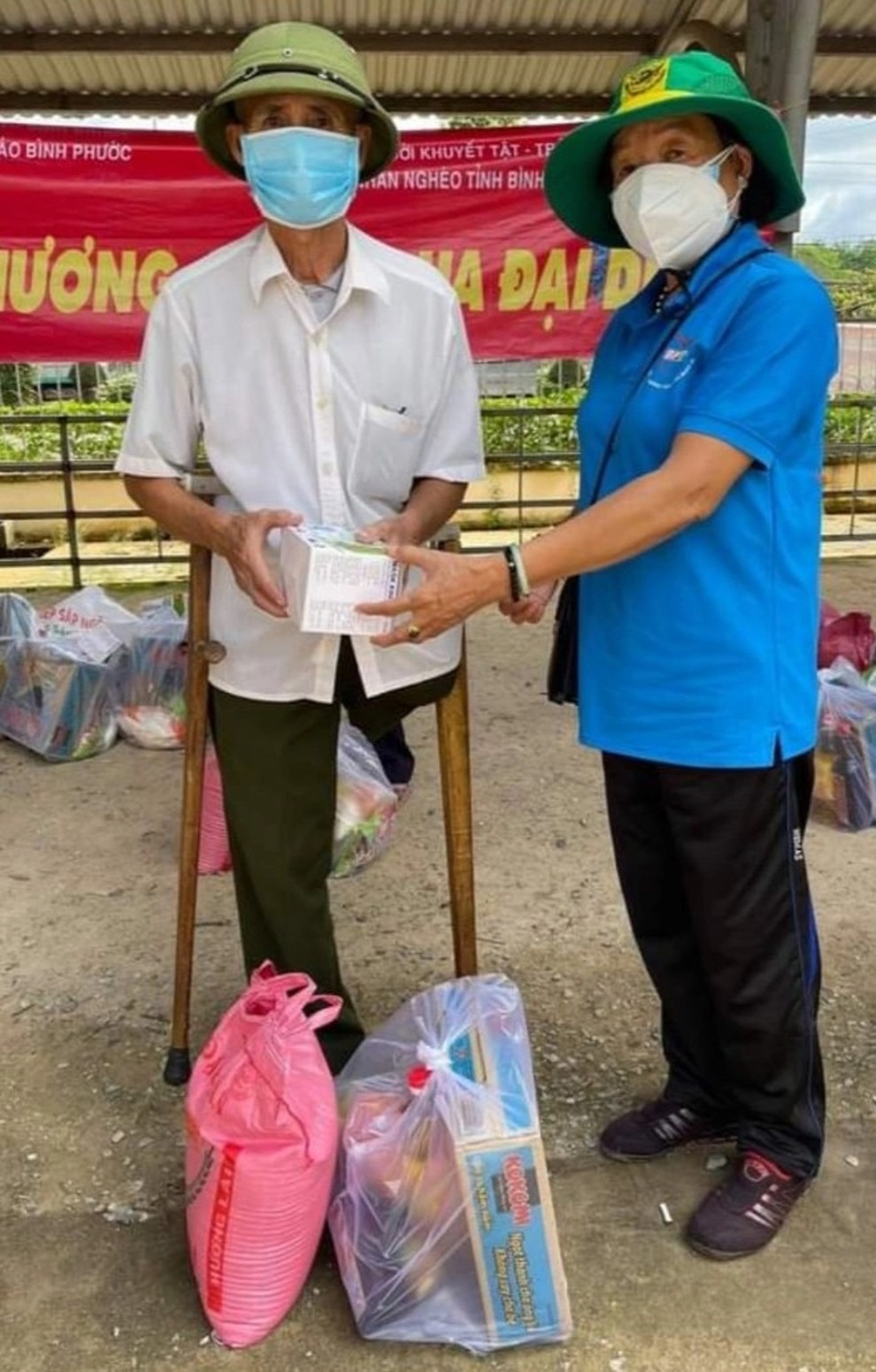 71 tuổi vẫn xông vào tâm dịch hỗ trợ người nghèo - 4 71 tuổi vẫn xông vào tâm dịch hỗ trợ người nghèo - 4