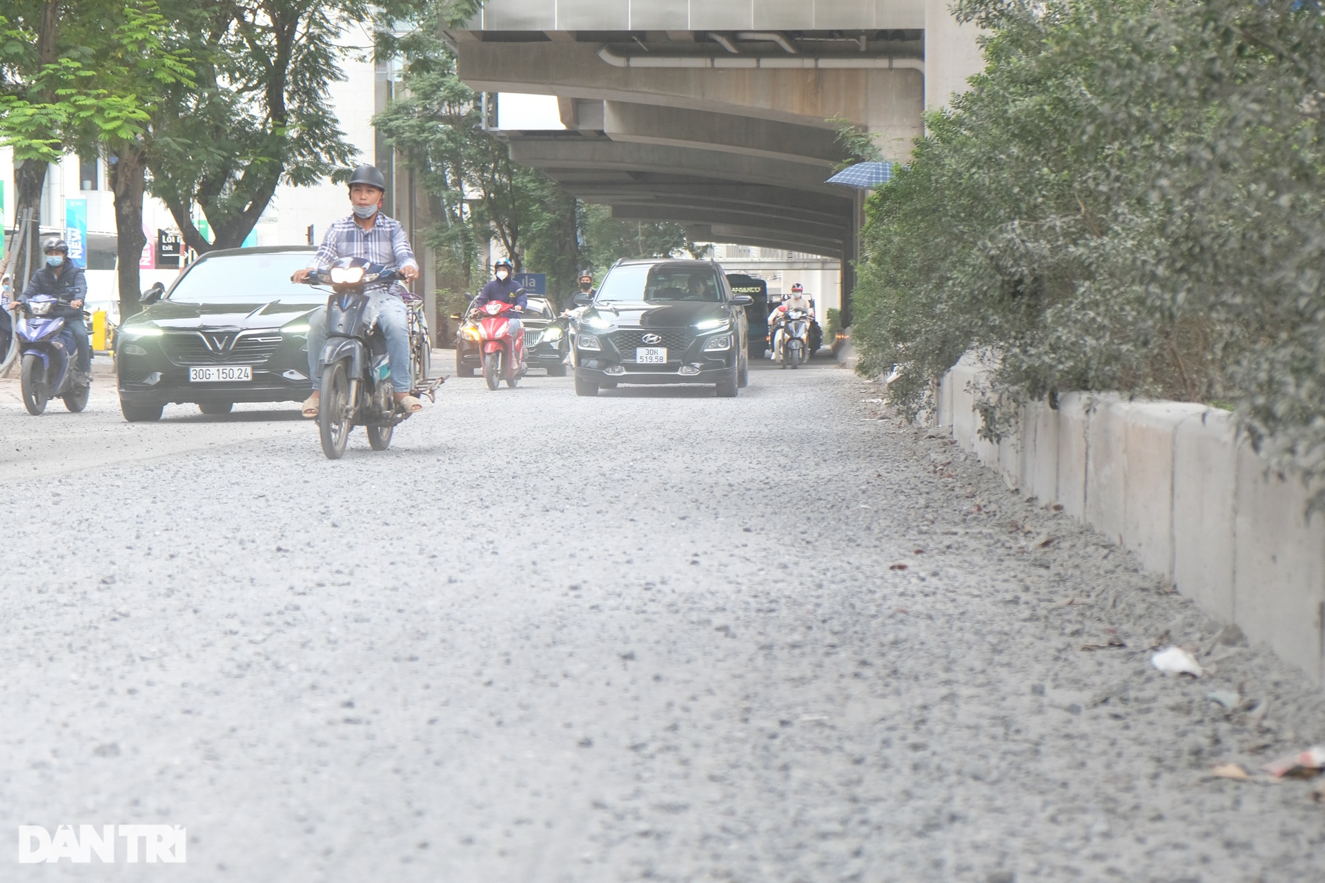 Chật vật đi qua đoạn đường hư hỏng bên dưới tuyến metro Nhổn - ga Hà Nội - 1 Chật vật đi qua đoạn đường hư hỏng bên dưới tuyến metro Nhổn - ga Hà Nội - 1