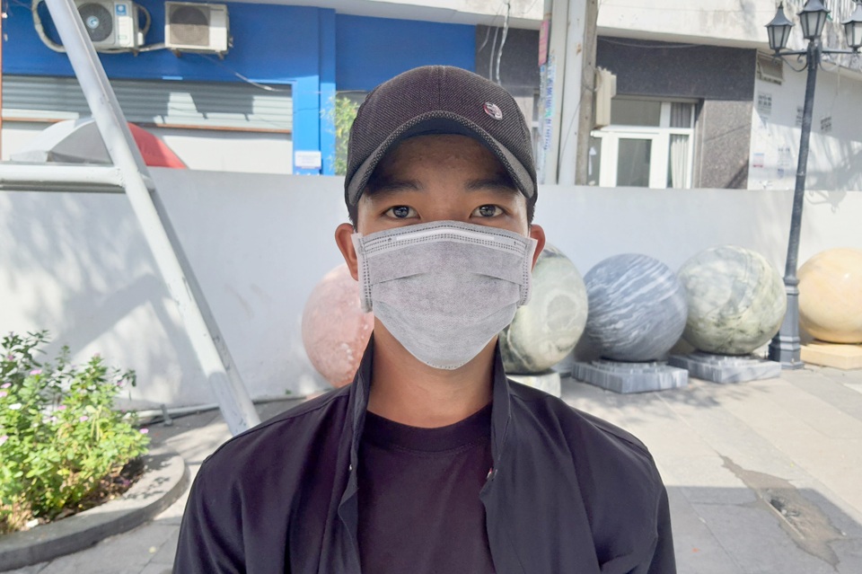 TPHCM: Cô gái bị kéo lê trên phố khi đu bám theo xe tên cướp - 2 TPHCM: Cô gái bị kéo lê trên phố khi đu bám theo xe tên cướp - 2