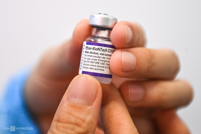 Nhân viên y tế Bệnh viện Thanh Nhàn, Hà Nội, cầm trên tay lọ vaccine Pfizer tiêm chủng cho phụ nữ mang thai. Ảnh: Giang Huy
