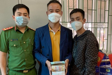 Bất ngờ nhận được gần nửa tỷ đồng, người đàn ông trình báo công an