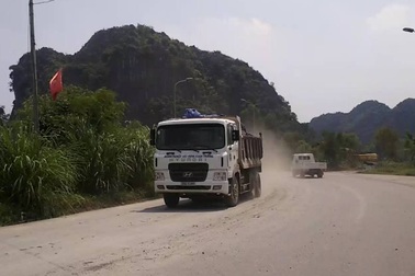 Đường vào danh thắng Tràng An mù mịt bụi đất