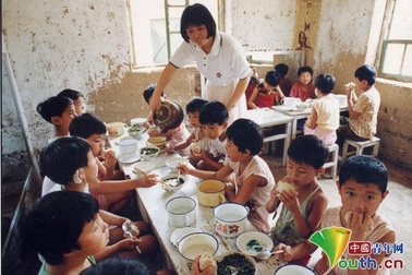 Trung Quốc: Cô giáo dành cả đời dạy trẻ câm điếc