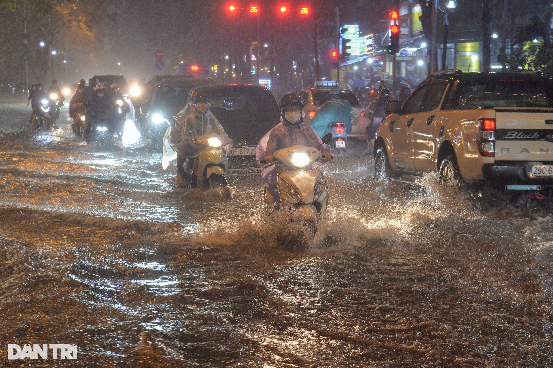 Mưa bất chợt kéo dài, nhiều tuyến phố Hà Nội ngập sâu trong nước - 3