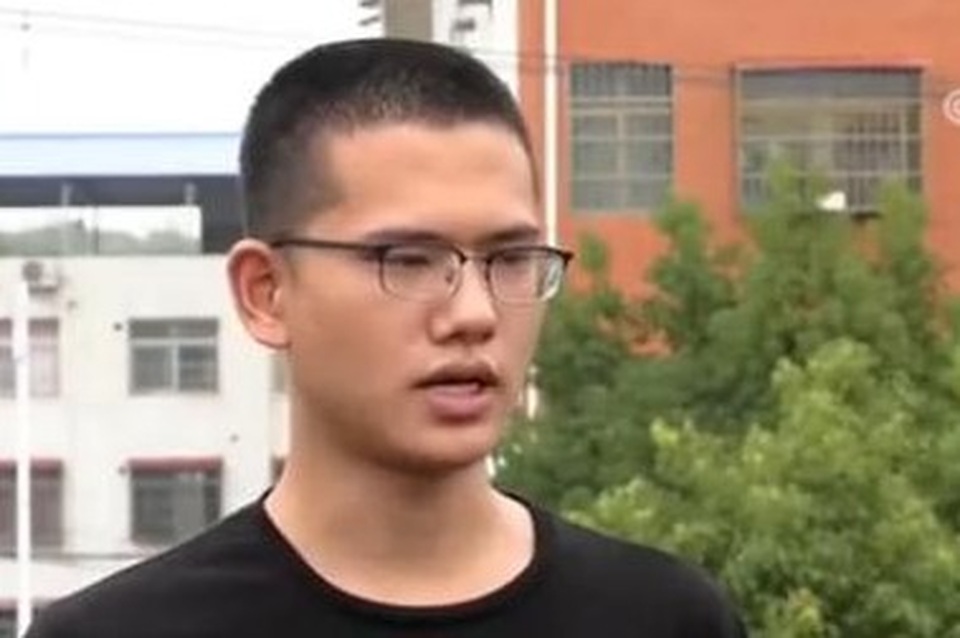 Nam sinh ngồi học trên mái nhà đạt điểm Gaokao ấn tượng - 1 Nam sinh ngồi học trên mái nhà đạt điểm Gaokao ấn tượng - 1