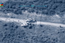 Xe tăng Armenia nổ tung do trúng hỏa lực của Azerbaijan