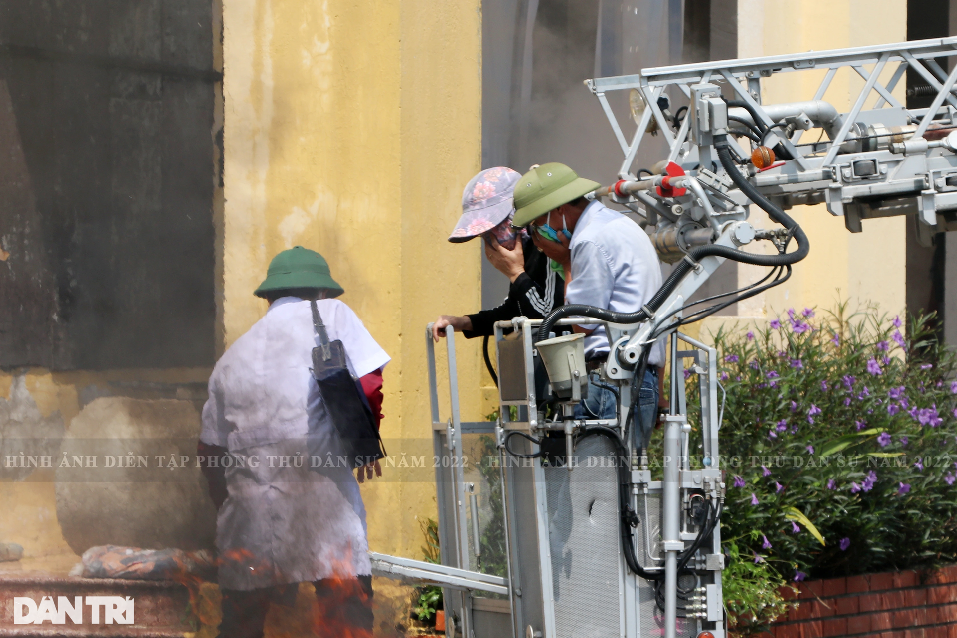 Giả định tình huống thảm họa cháy chung cư, hàng trăm người mắc kẹt - 11