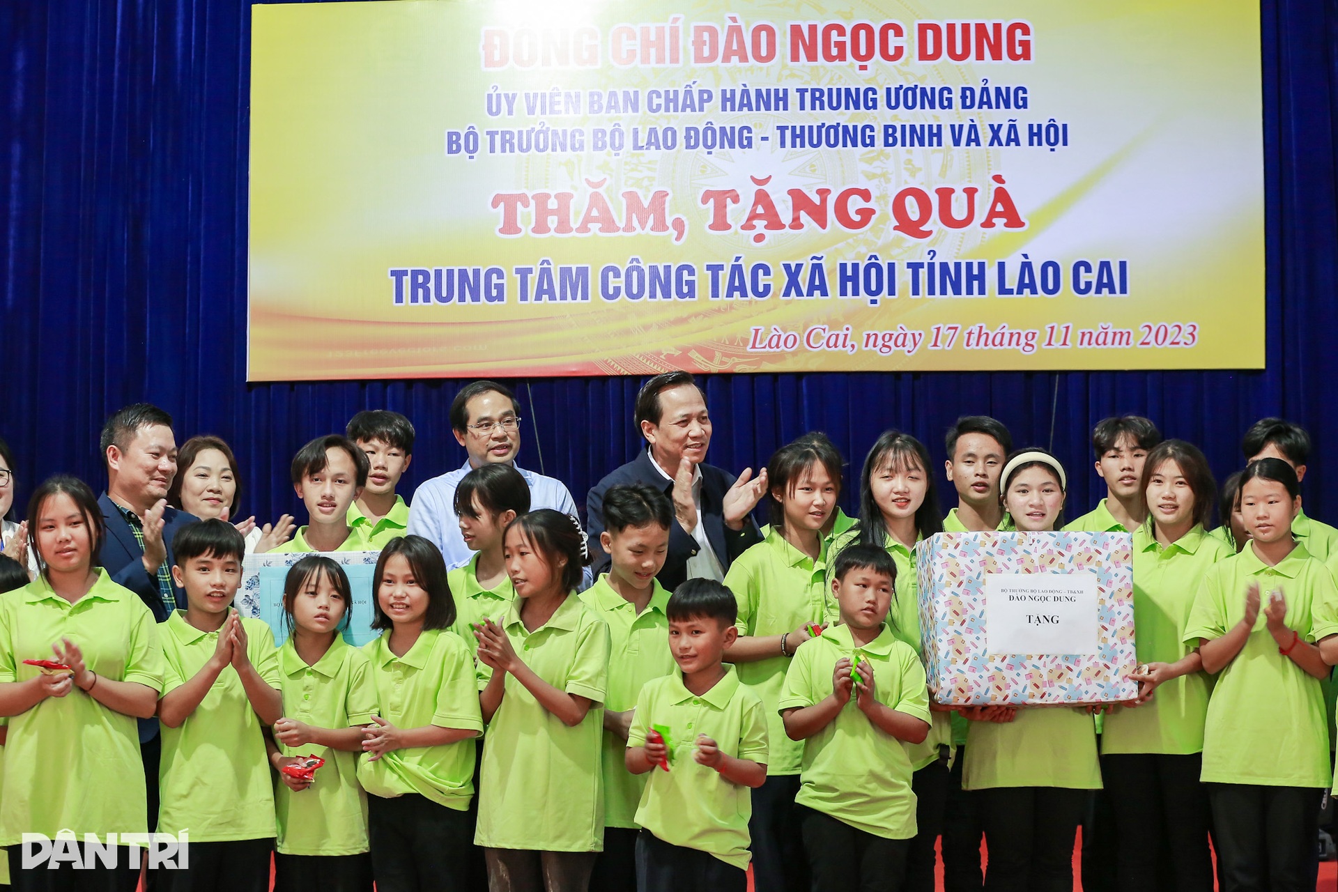 Bộ trưởng áy náy với cảnh bé trai, gái khuyết tật nặng phải ở chung phòng - 7