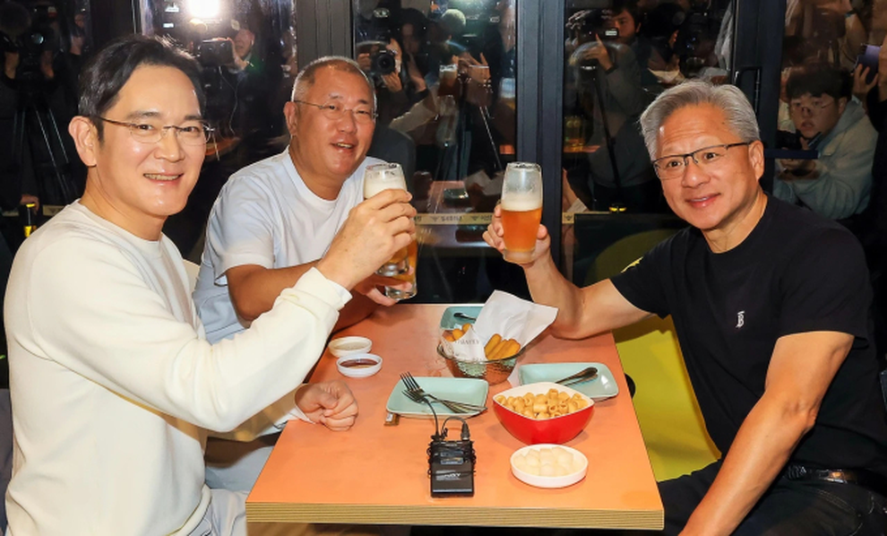 Tres multimillonarios comieron pollo frito, bebieron cerveza, pagaron la cuenta del cliente y el restaurante quebró. 3 tỷ phú ăn gà rán uống bia, trả tiền hoá đơn cho khách, quán ăn vỡ trận - 1