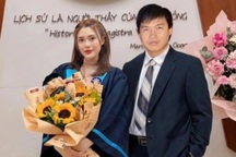 Nước mắt sau bức ảnh nữ thạc sĩ đứng cạnh người cha đã mất