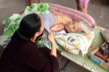 Giải cứu cụ bà ú ớ kêu cứu trong căn nhà cháy