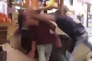 Khạc nhổ giữa chợ, người đàn ông nhận “kết đắng”