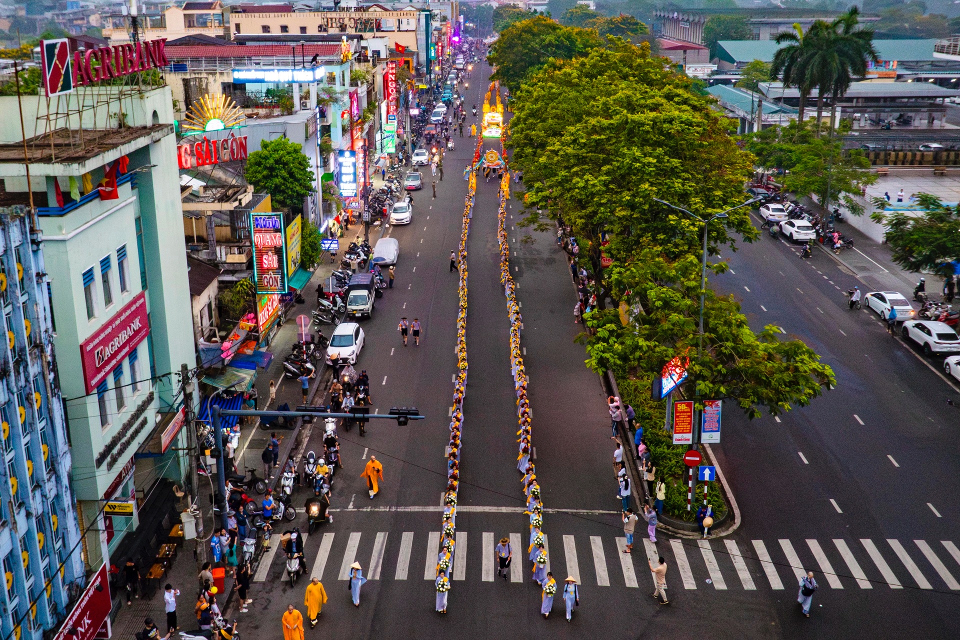 Phật tử Huế xếp hàng dài, đi bộ hơn 4km tại lễ rước tượng Phật sơ sinh - 4 Phật tử Huế xếp hàng dài, đi bộ hơn 4km tại lễ rước tượng Phật sơ sinh - 4