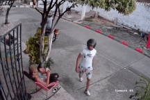 Bị cướp giật điện thoại, cụ bà dùng mũ bảo hiểm đánh trả quyết liệt