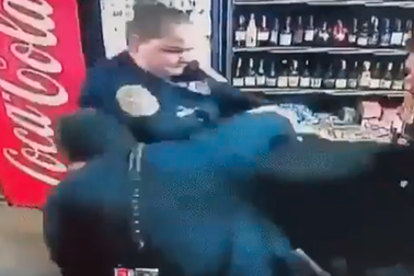 Cảnh sát Mỹ đấm vỡ xương hàm chủ quán rượu da màu