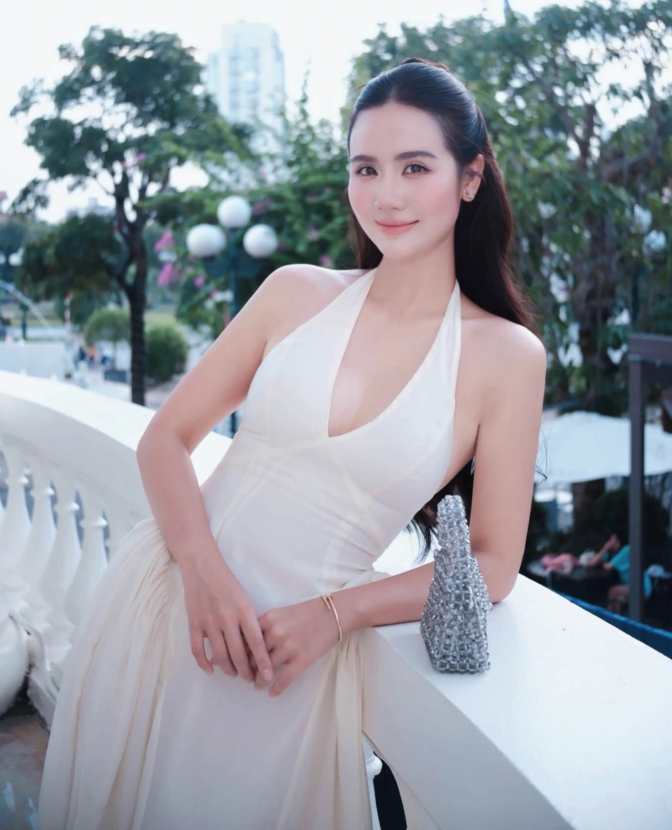 Gallery - Huyền Lizzie: Trên phim lam lũ khó nhận ra, ngoài đời sang chảnh gợi cảm | Báo Dân trí - image 29