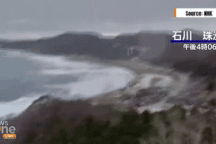 Khoảnh khắc động đất rung chuyển Nhật Bản, nhà cửa đổ sập