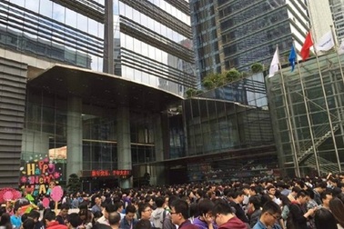 Hàng nghìn người xếp hàng nhận tiền mừng tuổi đầu năm