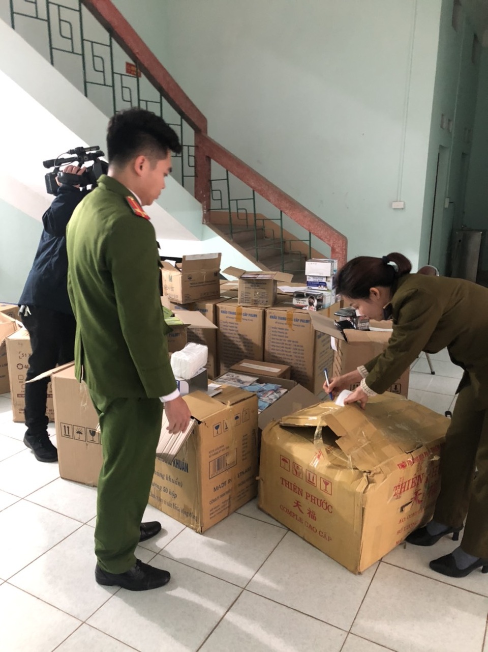 Thu giữ gần 150 nghìn khẩu trang y tế chuẩn bị xuất lậu sang Trung Quốc - 2 Thu giữ gần 150 nghìn khẩu trang y tế chuẩn bị xuất lậu sang Trung Quốc - 2