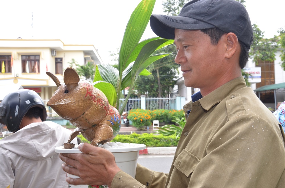 Hóa phép dừa xiêm thành ông Tý bán 500 ngàn đồng mỗi trái - 4 Hóa phép dừa xiêm thành ông Tý bán 500 ngàn đồng mỗi trái - 4