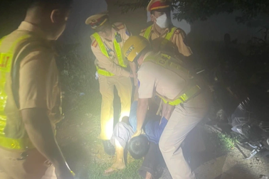 Bị kiểm tra độ cồn, tài xế đi mua dao đâm CSGT trọng thương