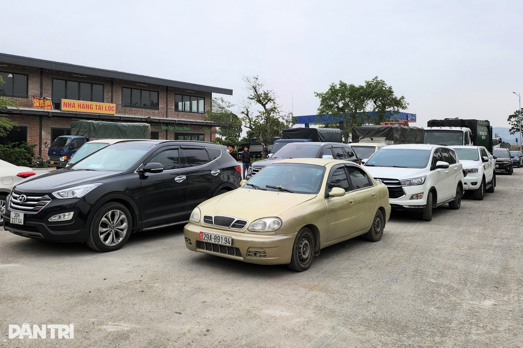Xe ngoại tỉnh rồng rắn chờ đăng kiểm ở Ninh Bình - 7 Xe ngoại tỉnh rồng rắn chờ đăng kiểm ở Ninh Bình - 7