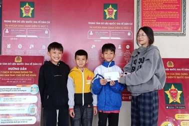 3 học sinh tiểu học nhặt được điện thoại, tìm người trả lại