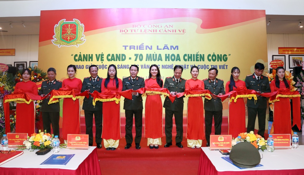 Cảnh vệ CAND qua triển lãm ảnh và các tác phẩm văn học nghệ thuật - 3 Cảnh vệ CAND qua triển lãm ảnh và các tác phẩm văn học nghệ thuật - 3