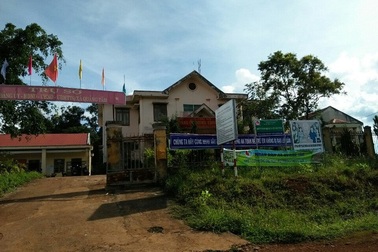 Cán bộ xã vay tiền, cầm sổ đỏ của người dân… rồi bỏ trốn