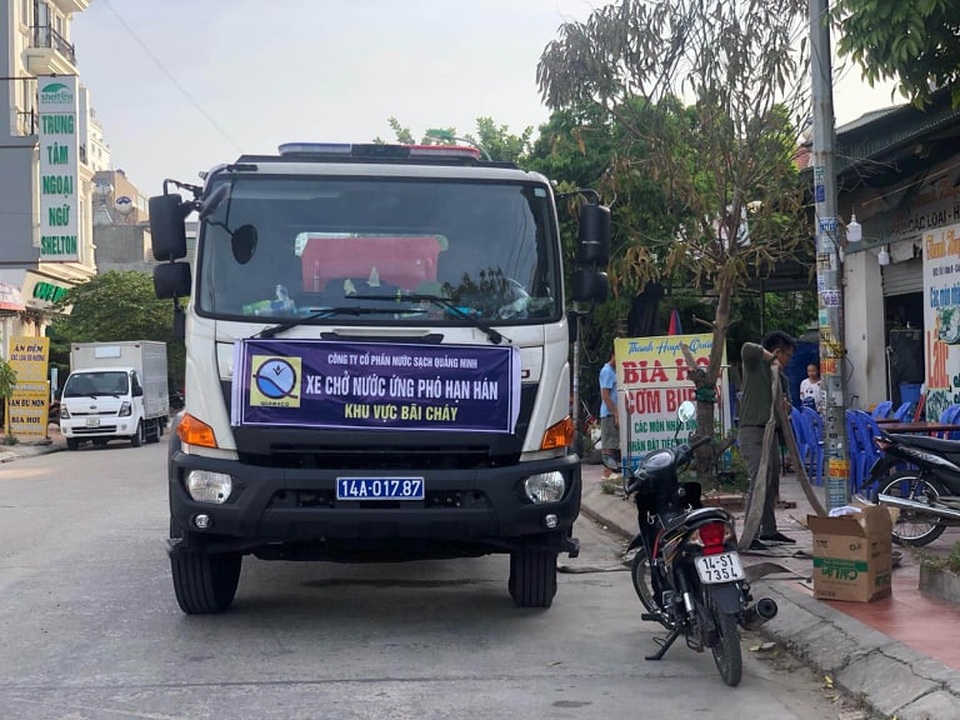 Cận cảnh hồ nước ngọt lớn nhất Quảng Ninh cạn trơ đáy, bò đi lại giữa hồ - 7 Cận cảnh hồ nước ngọt lớn nhất Quảng Ninh cạn trơ đáy, bò đi lại giữa hồ - 7