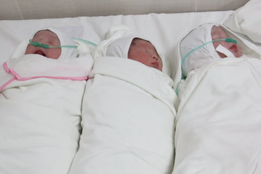 3 bé gái bụ bẫm, cân nặng đến 7,5kg chào đời khoẻ mạnh