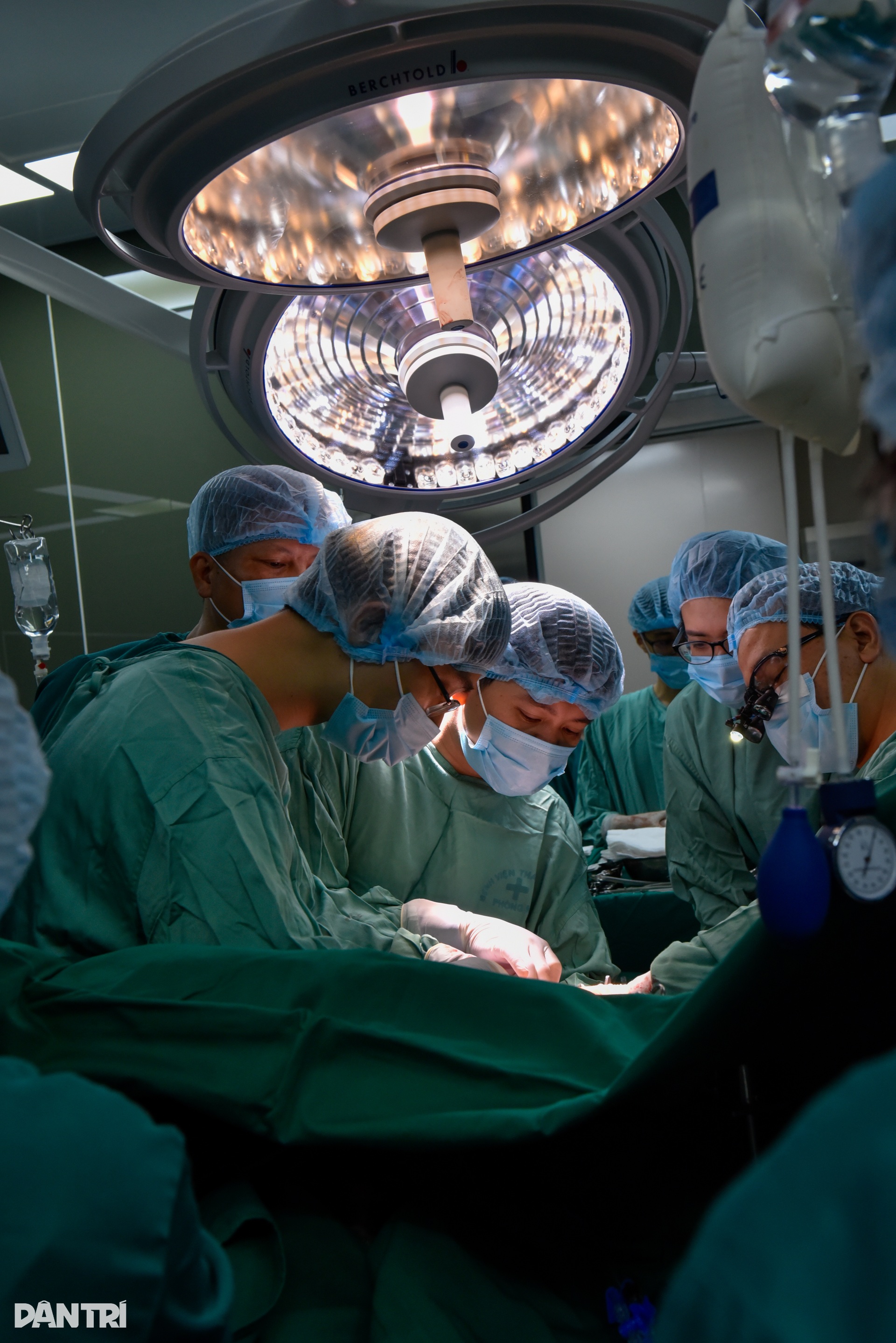 10 tiếng cân não để người đàn ông tái sinh 4 cuộc đời - 1 10 tiếng cân não để người đàn ông tái sinh 4 cuộc đời - 1