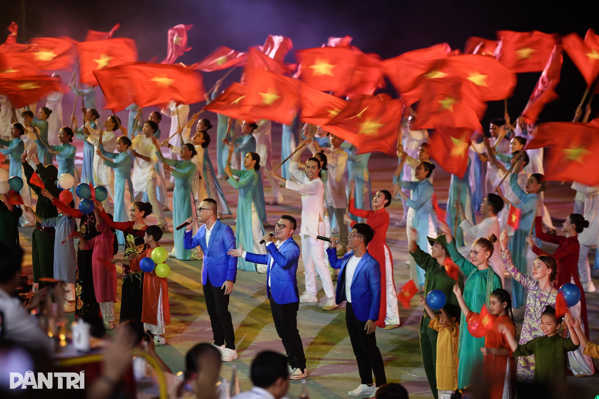 Ấn tượng đêm diễn Dòng sông kể chuyện tại Lễ hội sông nước TPHCM - 9 Ấn tượng đêm diễn Dòng sông kể chuyện tại Lễ hội sông nước TPHCM - 9