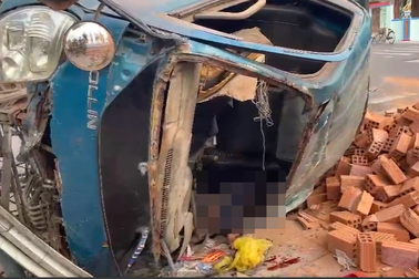 Xe tải chở gạch lật nhào khi xuống dốc khiến 4 người thương vong