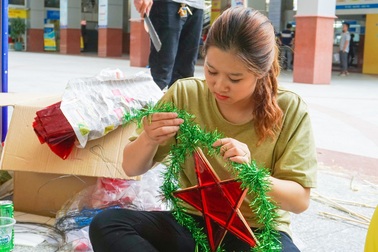 Hàng trăm sinh viên Sài Gòn mang trung thu ấm áp đến trẻ em vùng xa