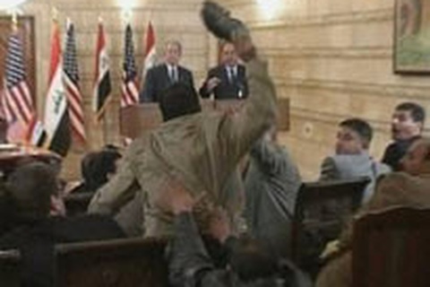 Video: Phóng viên ném giày vào Tổng thống Mỹ Bush 