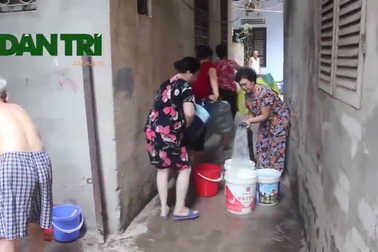 Người dân Hà Nội đổ xô đi lấy nước sạch.