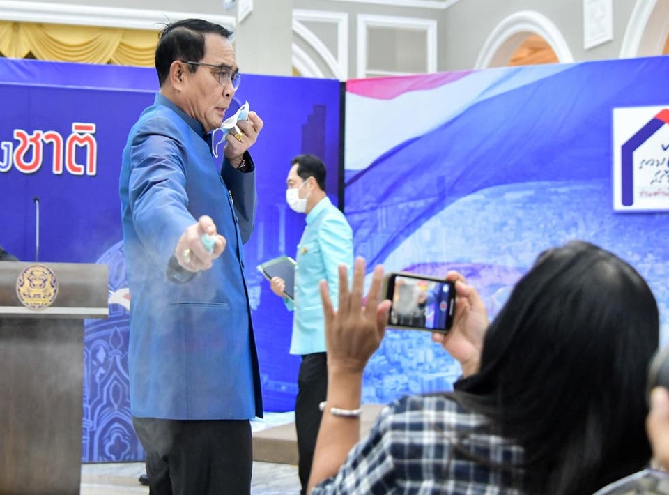 Thủ tướng Thái Lan bất ngờ xịt nước sát khuẩn vào phóng viên - 1 Thủ tướng Thái Lan bất ngờ xịt nước sát khuẩn vào phóng viên - 1