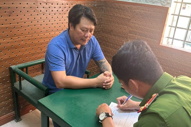 Khởi tố kẻ cầm súng xông vào nhà dân bắn tứ tung