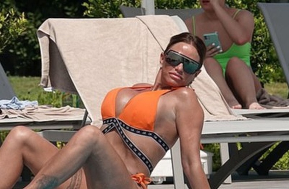 Choáng với thân hình đồng hồ cát kỳ dị của Demi Rose - 6 Choáng với thân hình đồng hồ cát kỳ dị của Demi Rose - 6