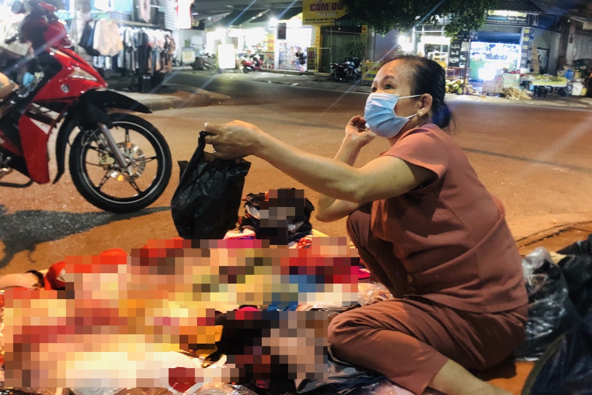 Công nhân trắng đêm làm thêm kiếm tiền nuôi con - 1 Công nhân trắng đêm làm thêm kiếm tiền nuôi con - 1