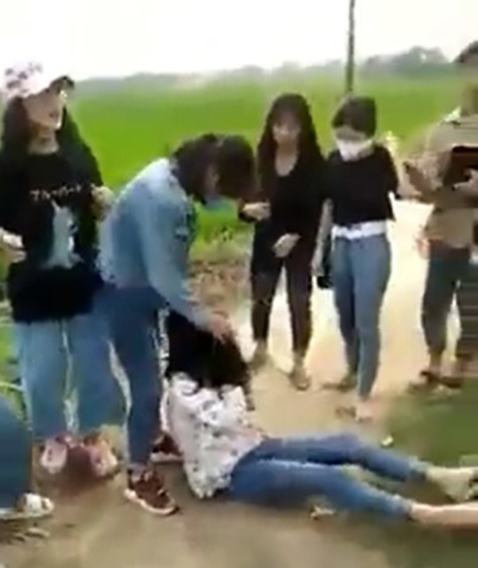 Vụ nữ sinh lớp 9 bị vây đánh: Khẩn trương họp hội đồng kỷ luật - 1 Vụ nữ sinh lớp 9 bị vây đánh: Khẩn trương họp hội đồng kỷ luật - 1