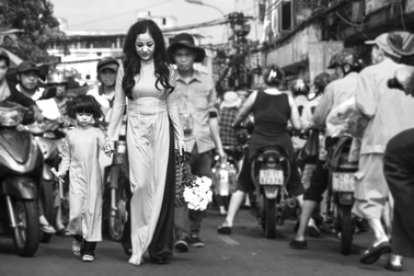 Mẹ con Thúy Nga gây “choáng” khi mặc áo dài xưa đi chợ