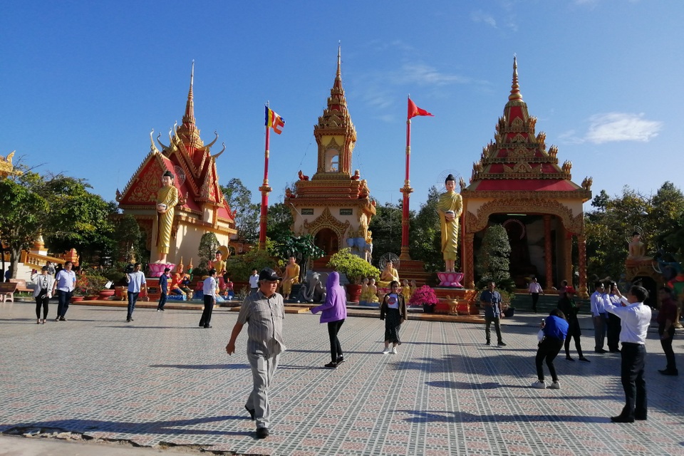 Phát triển du lịch ven biển hút khách ngắm điện gió, xem tôm công nghệ cao - 1 Phát triển du lịch ven biển hút khách ngắm điện gió, xem tôm công nghệ cao - 1