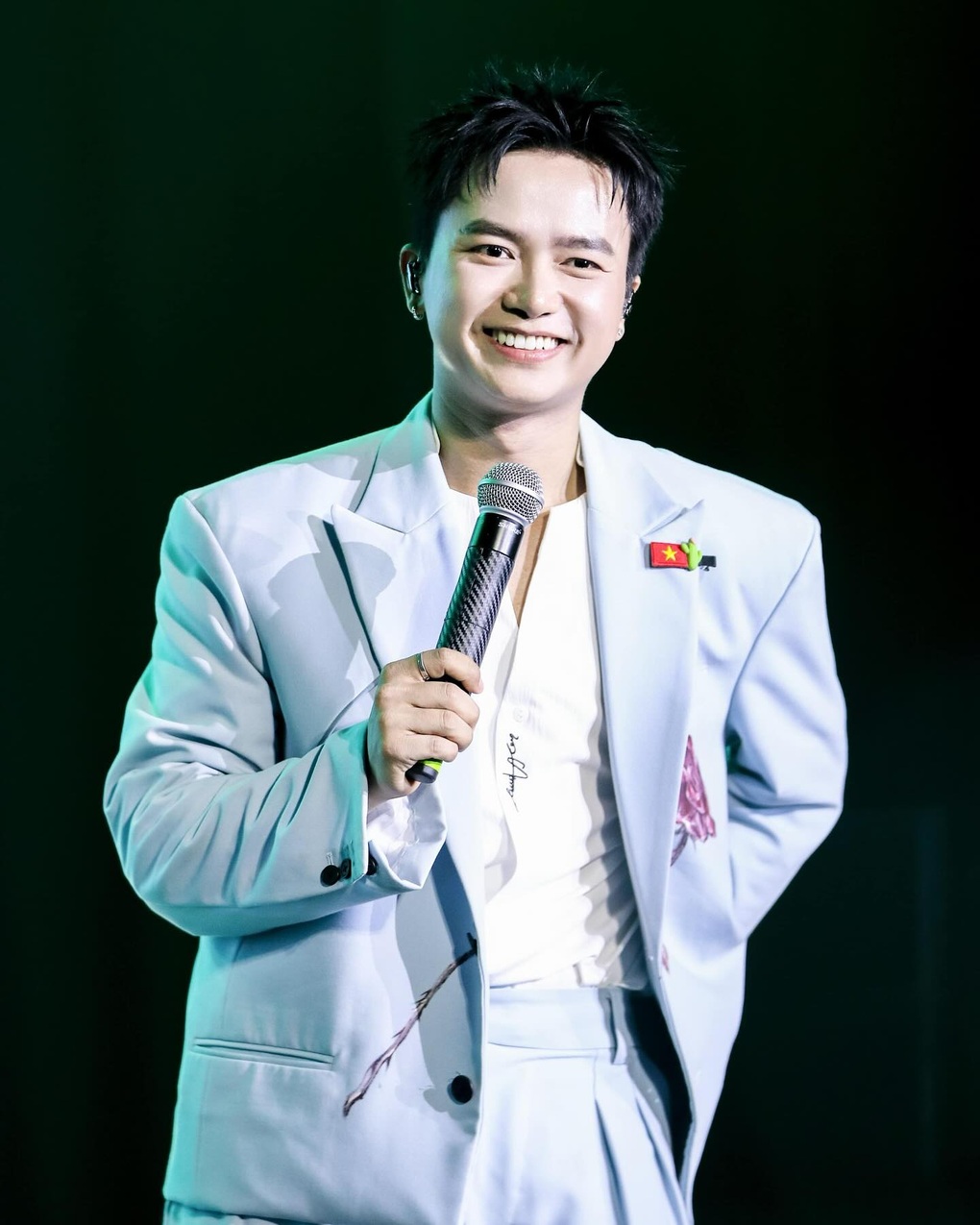 Bùi Công Nam: Lãi to sau Anh trai, mang yêu thương đến Rực rỡ ngày mới - 1 Bùi Công Nam: Lãi to sau Anh trai, mang yêu thương đến Rực rỡ ngày mới - 1