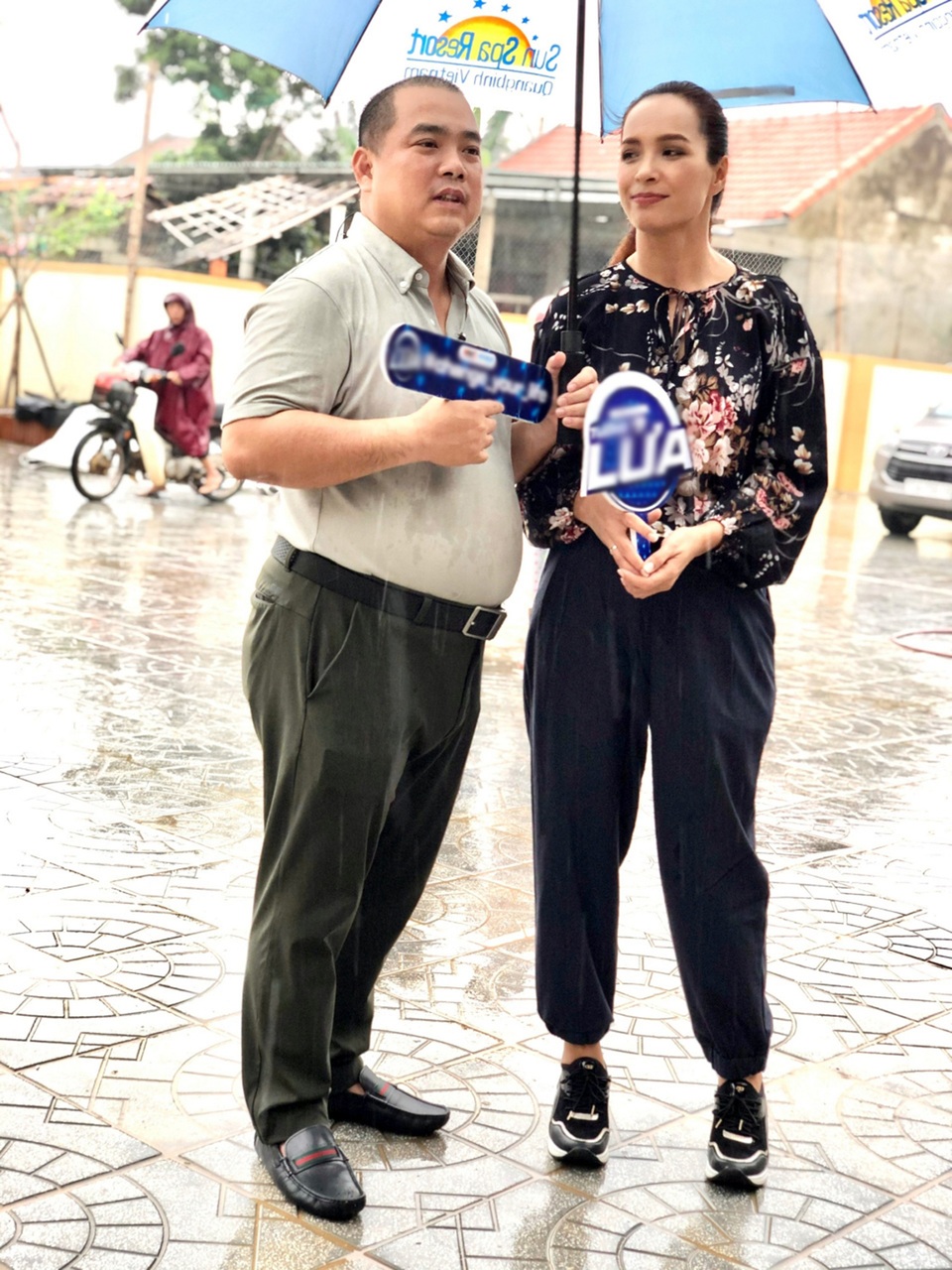 Thúy Hạnh - Minh Khang xúc động khi nhìn thấy cảnh đổ nát ở miền Trung - 2