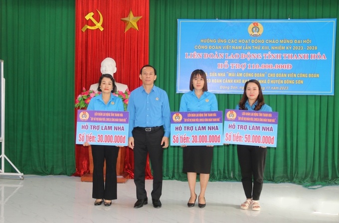 Ông Võ Mạnh Sơn, Chủ tịch LĐLĐ tỉnh Thanh Hóa trao kinh phí hỗ trợ xây dựng “Mái ấm công đoàn” cho đoàn viên có hoàn cảnh khó khăn về nhà ở huyện Đông Sơn