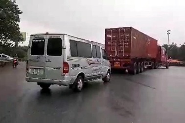 Hà Nội: Xe khách, xe container “rủ nhau” đi ngược chiều