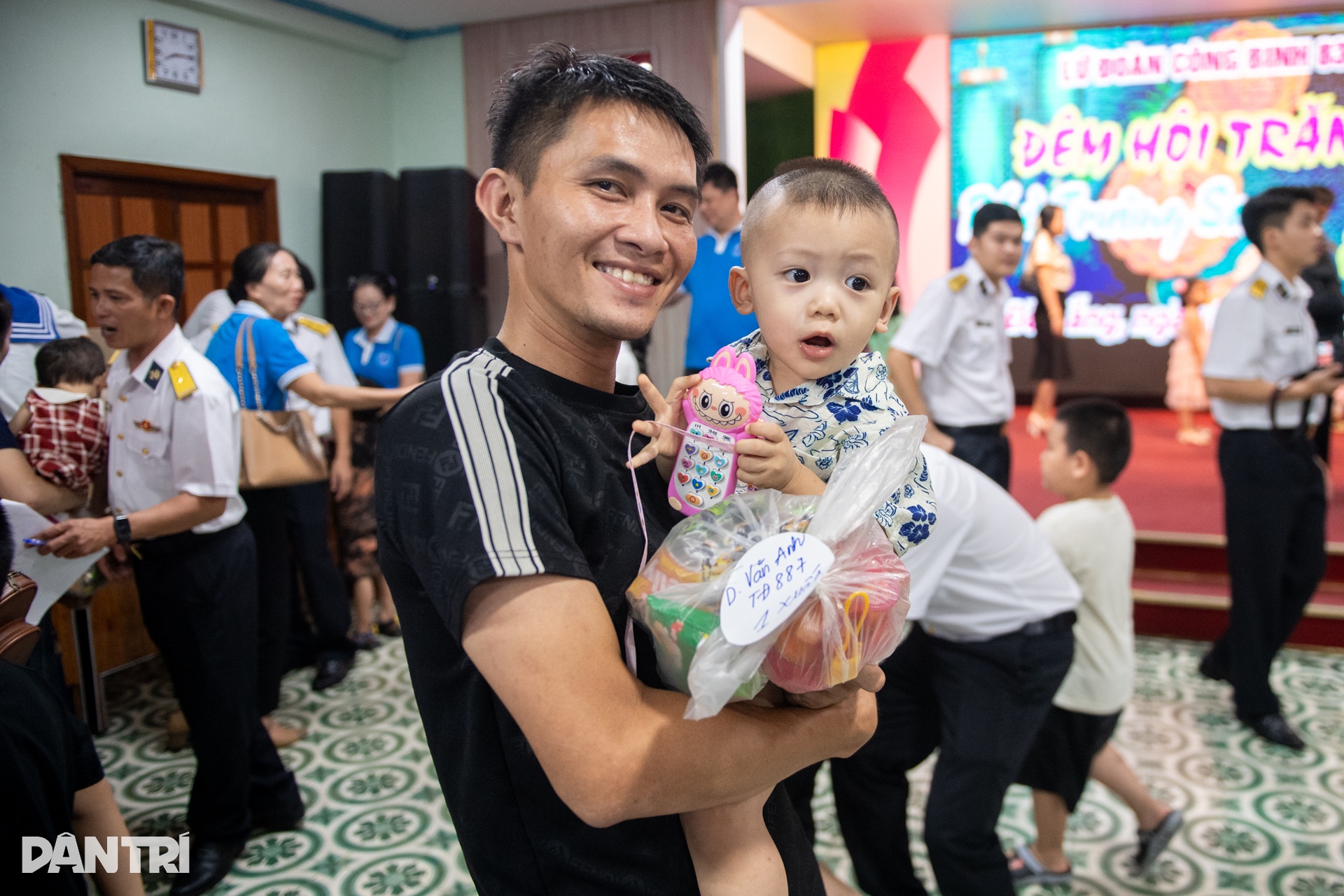 Vui Tết Trung thu cùng con các chiến sĩ Trường Sa - 11 Vui Tết Trung thu cùng con các chiến sĩ Trường Sa - 11